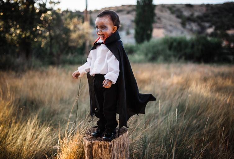 Un niño disfrazado de Dracula en Halloween