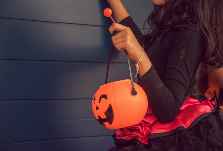 Una niña pide dulces en la noche de Halloween