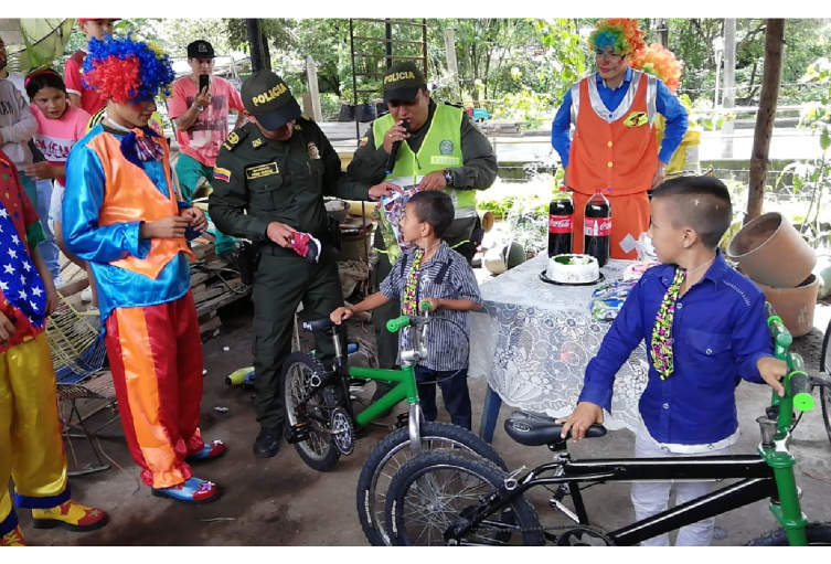 Los niños, además, recibieron también ropa y zapatos