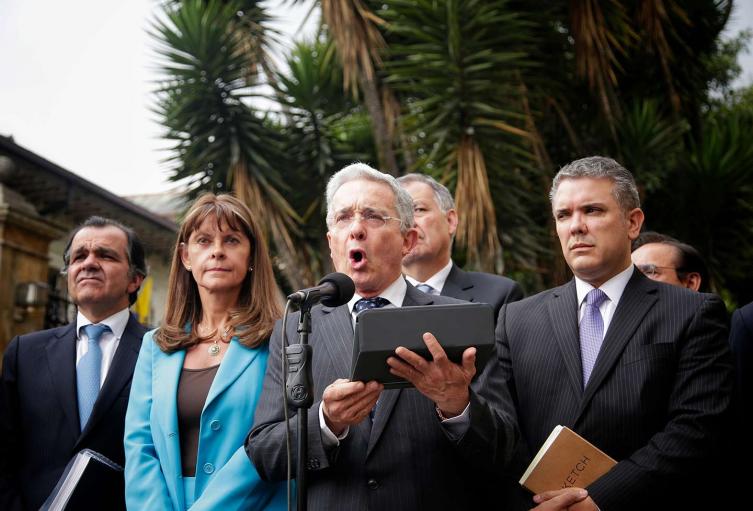 Óscar Iván Zuluaga, ex candidato presidencial; Marta Lucía Ramírez, vicepresidenta de la República; Álvaro Uribe Vélez, senador; Iván Duque, presidente de la República. Detras de Uribe Alejandro Ordóñez, embajador de Colombia ante la OEA