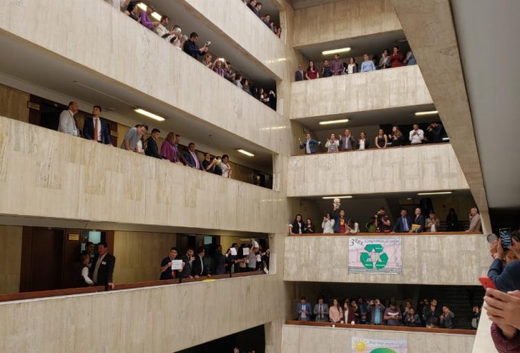 Empleados del Congreso de la República realizan cacerolazo