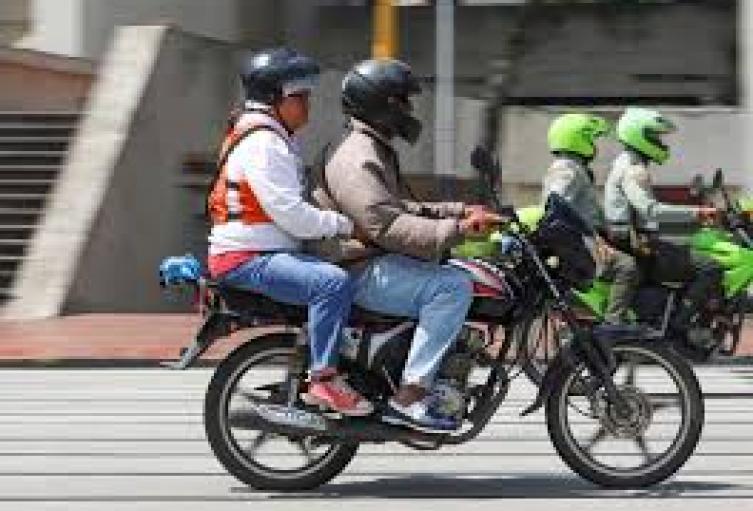 Proponen prohibir el parrillero en Bogotá