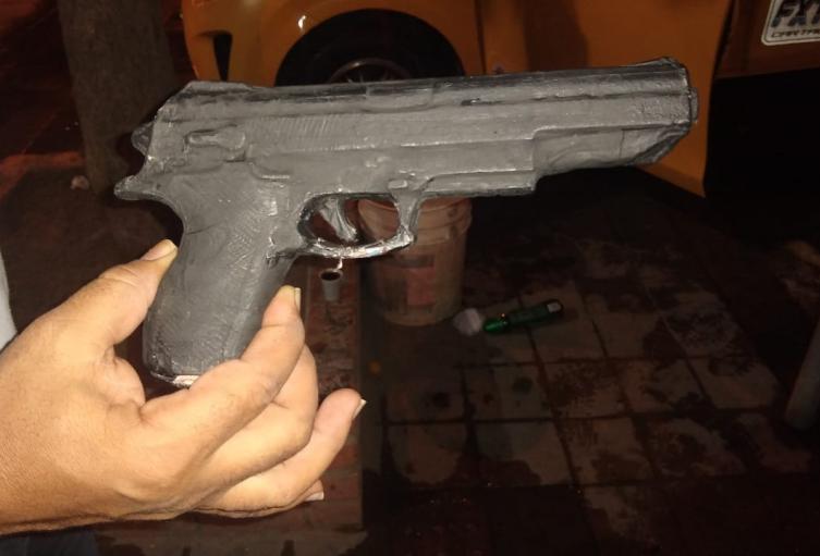 Los bandidos dejaron el arma en el taxi