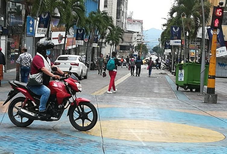 Las personas salieron a las calles muchas de ellas con tapabocas, violando la medida de toque de queda nacional