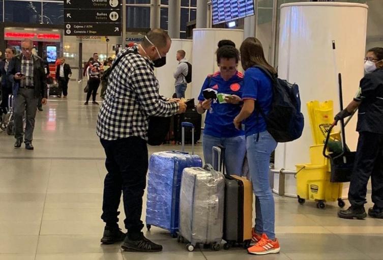 Hombre vende tapabocas en El Dorado