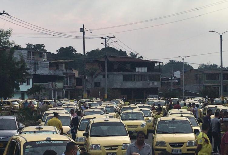 Plantón taxistas en Ibagué