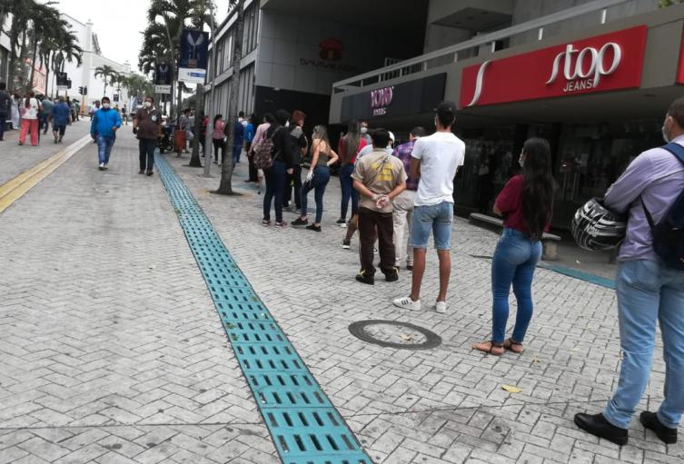 Largas filas en bancos de Ibagué