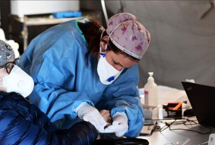 Al paciente se le tomó la muestra de la pandemia en el Hospital San Rafael