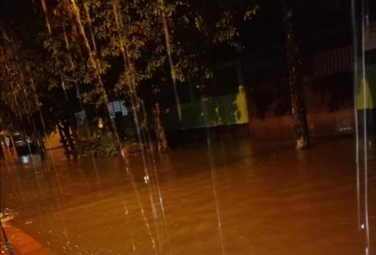 La situación más delicada se presentó en el Barrio Belén, donde el nivel de la inundación alcanzó más de un metro de altura