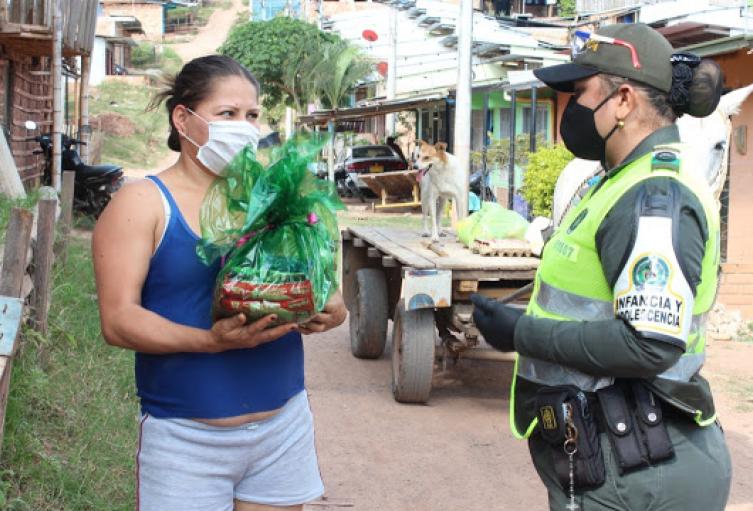 Patrullera_en_Timana_regaló_mercados_de_su_propio_sueldo