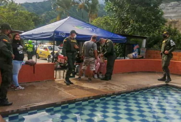 Sorprenden fiesta con gallos finos en sur de Ibagué