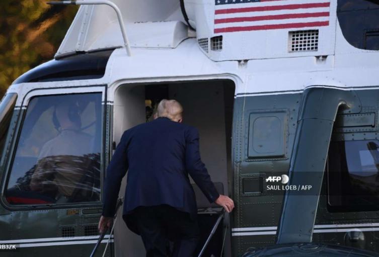 Trump aborda el helicóptero