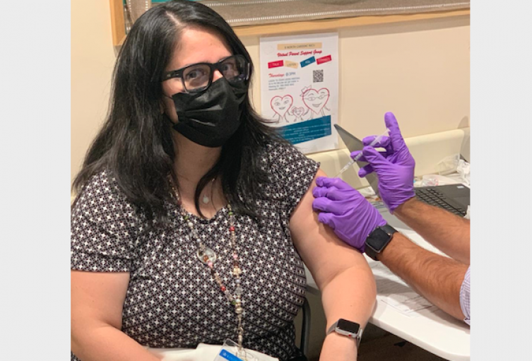 Doctora Linda Aponte Patel, médico pediátra colombiana, primera vacuna contra la covid en Nueva York