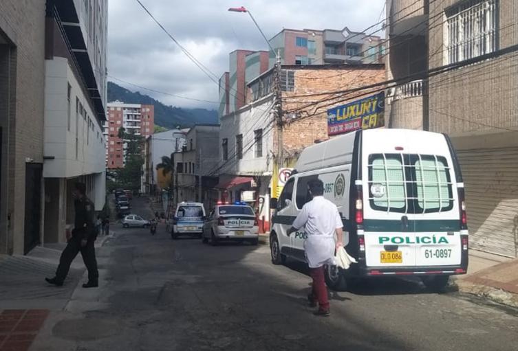 En medio de un ‘apartamentazo’ delincuentes apuñalaron a un hombre en La Pola