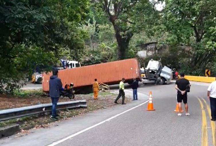 Volcamiento en vía Mariquita - Fresno - Manizales.