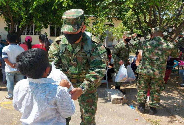 Ejército y Liceo Moderno Freinet entregaron ayudas humanitarias al Resguardo indígena Chenche Balsillas