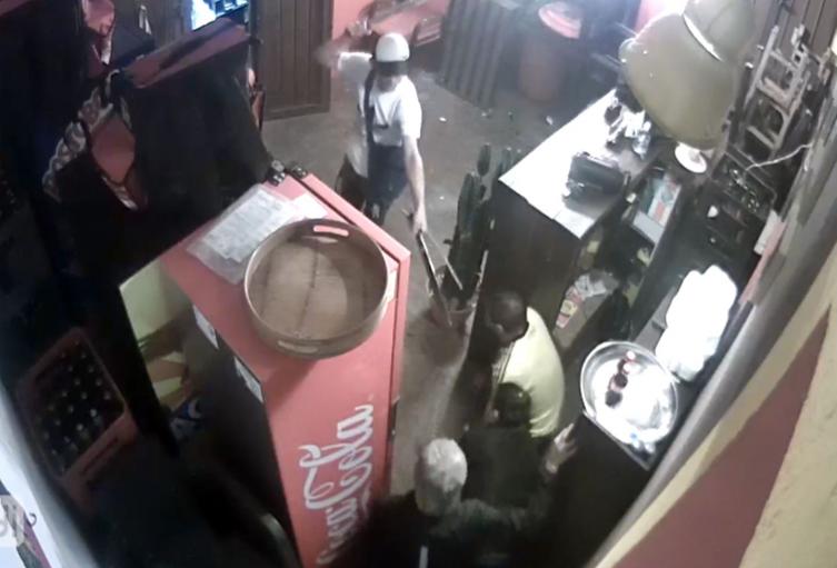 Capturaron a sujeto que se enloqueció con dos machetes en un local del Líbano