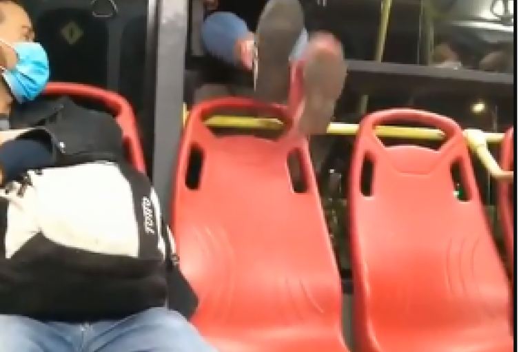 Mujer se baja por la ventana de un Transmilenio