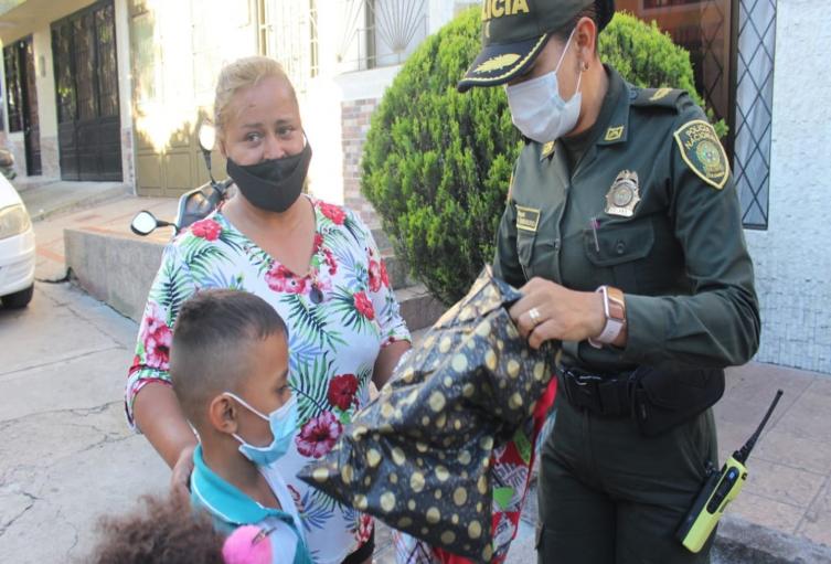 ¡Bonito gesto! Tras quedar en la calle debido al incendio en Villa Luces, la comunidad entrega ayudas
