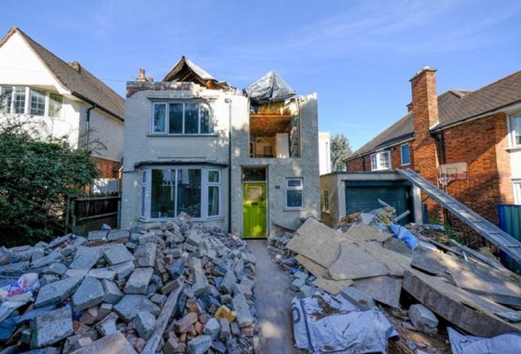 Albañil destrozó casa