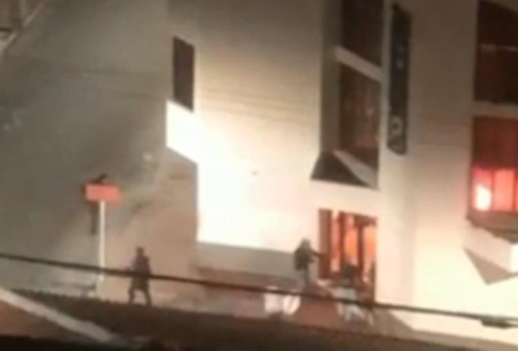¡Vandalismo! Intentaron quemar vivo al vigilante del ICETEX en Ibagué