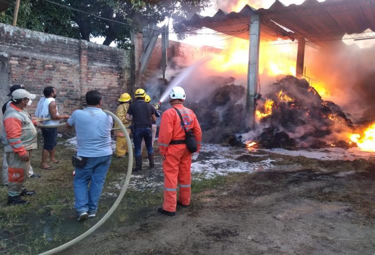 Voraz incendio consumió una bodega con heno en Venadillo