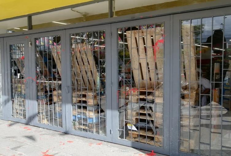 Capuchos también vandalizaron el Éxito de la 28 con Quinta en Ibagué