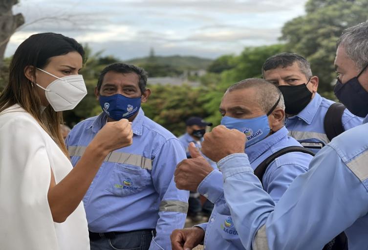 Gerente de INFIbagué, Paola Arbeláez y personal operativo