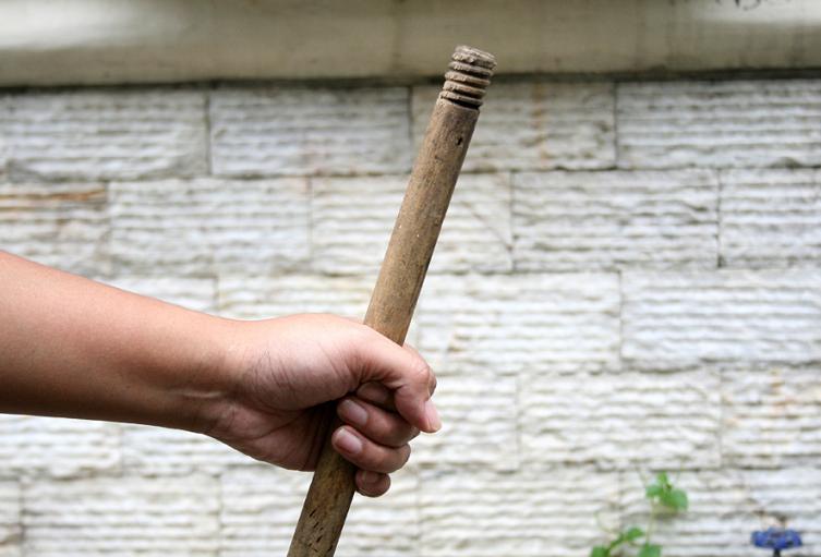 Hombre con un palo
