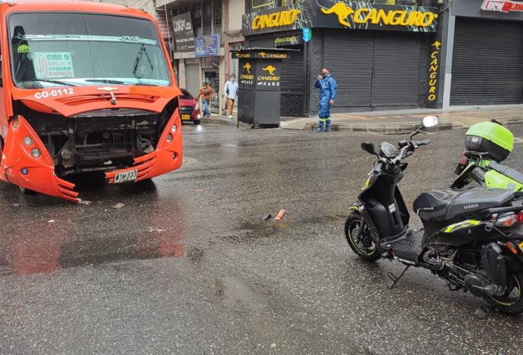 Una motociclista fue arrollada por buseta en la 17 con 3ª en Ibagué