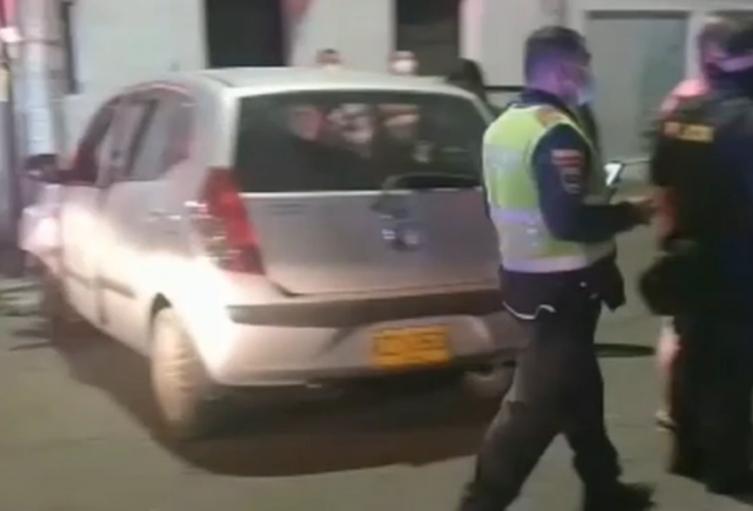 Un Hyundai colisionó a una camioneta dejando cuatro lesionados, entre ellos dos menores de edad.