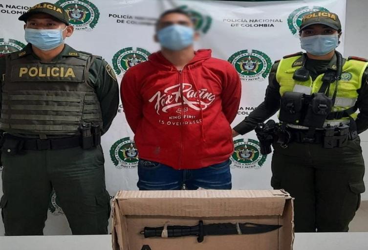 Sujeto se enchuquizó y cogió a cuchillo a dos policías en el parque del barrio Santa Ana