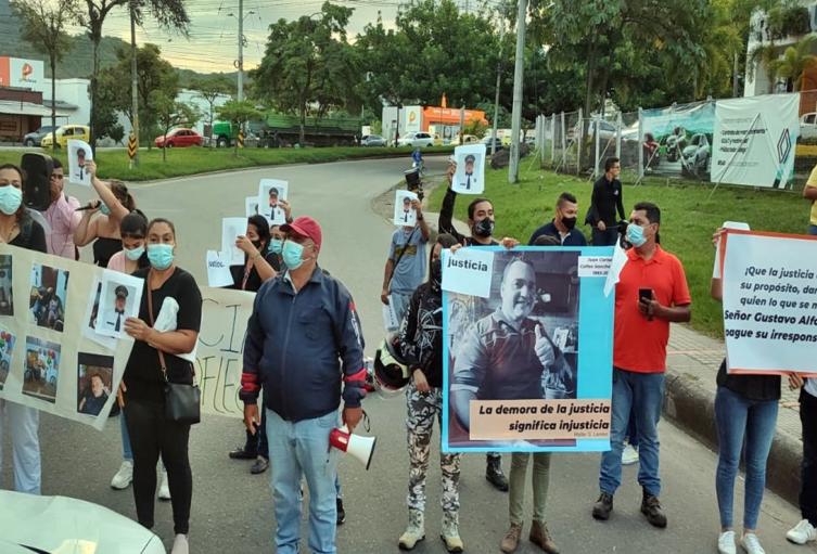 ¡No más tape tape! Mediante Plantón familiares y amigos de Juan Carlos Cofles exigieron justicia