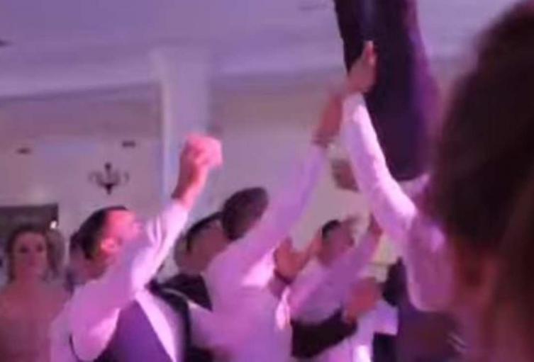 A novio sus amigos lo lanzaron al techo en su matrimonio y ahora quedo sin caminar