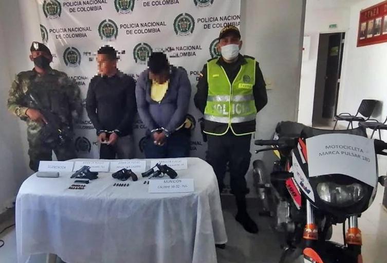 Con tremendo arsenal sorprendieron a dos sujetos que se movilizaban en moto por Ataco, sur del Tolima