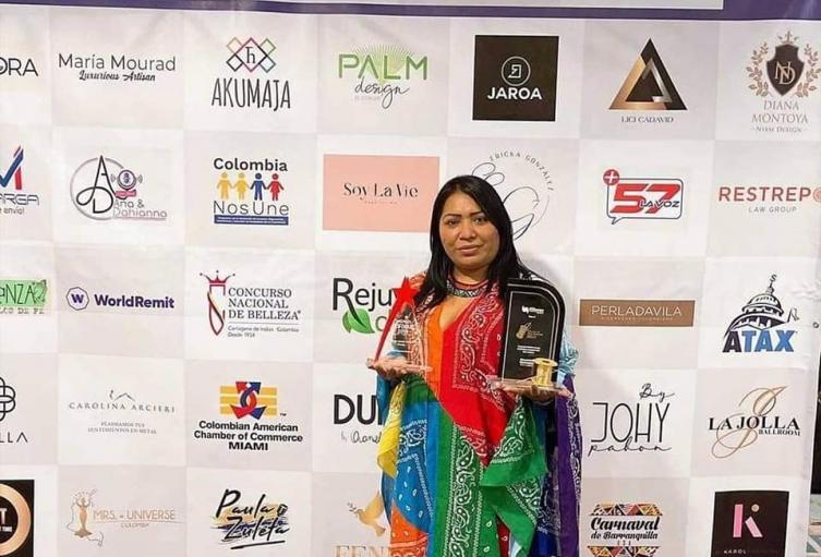 Conservando su esencia ancestral crea accesorios a partir de las técnicas de la cultura wayuu