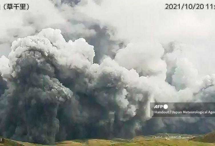 Ceniza volcánica de volcán en Japón