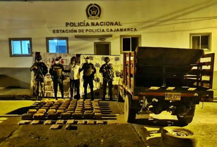 Sujeto viajaba en su carro muy campante con casi 160 mil dosis de marihuana