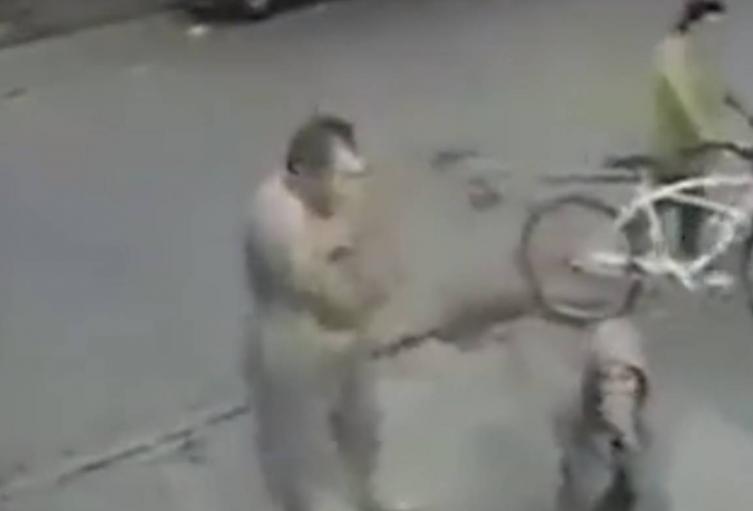 Vecino captura a ladrón y le hace pedir perdón frente a cámara