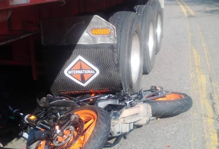 Accidente tractomula y motocicletas