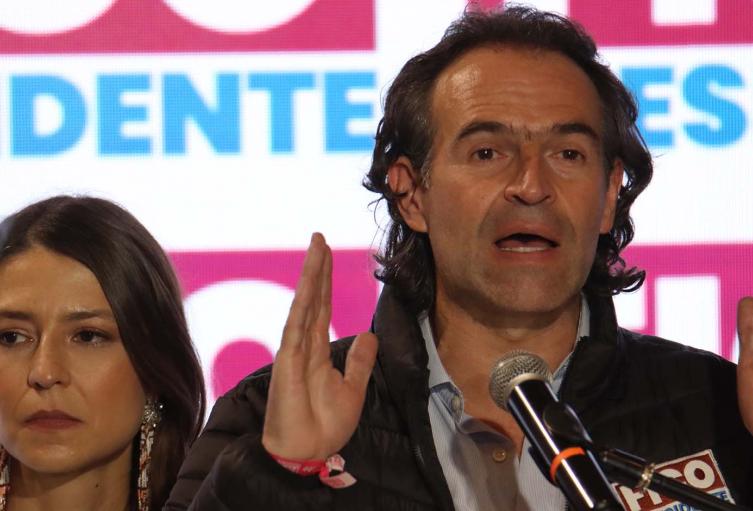 Federico Gutiérrez dando su discurso como candidato presidencial