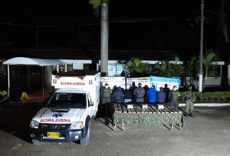Incautan narcoambulancia que transportaba 100 kilos de base de coca en el surcolombiano