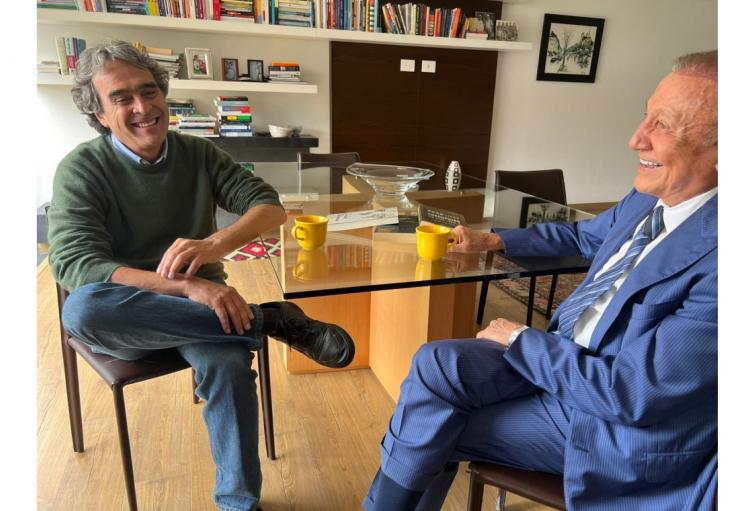Sergio Fajardo y Rodolfo Hernández reunidos tomándose una taza de café