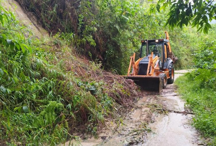 Maquinaria amarilla en zona rural de Ibagué