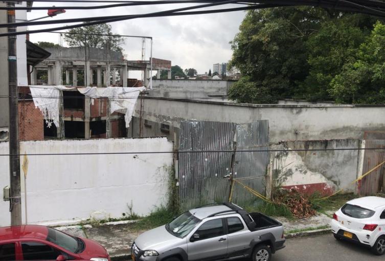 Obras abandonadas en el Joaquin Paris 
