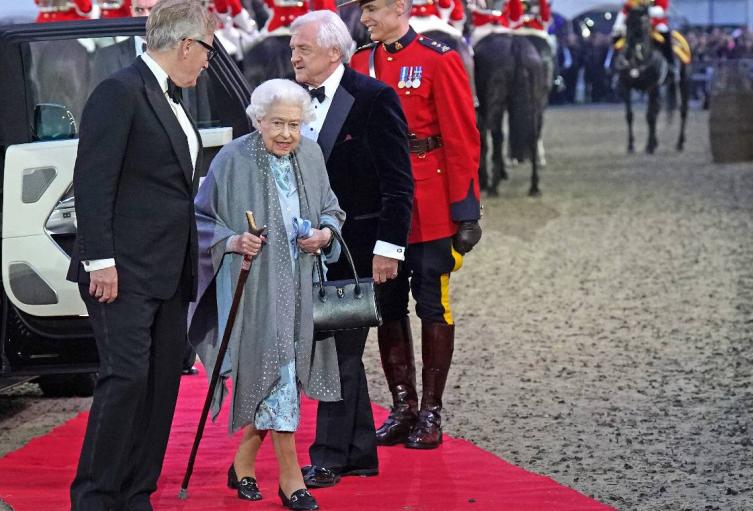Isabel II reaparece en público