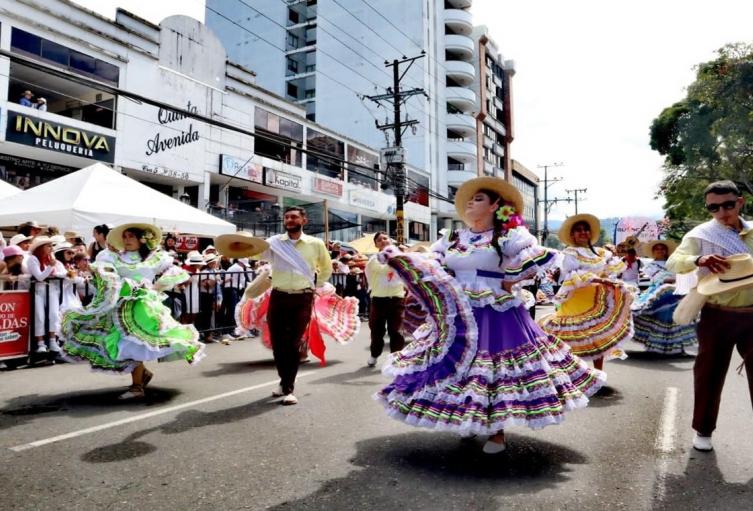 Desfile Nacional e Internacional del Folclor por la carrera Quinta de Ibagué