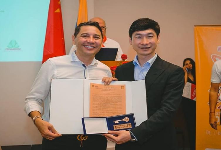 Alcalde de Ibagué, Andrés Hurtado y embajador de China, Lan Hu