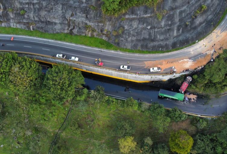 Vía Calarcá- Cajamarca accidente