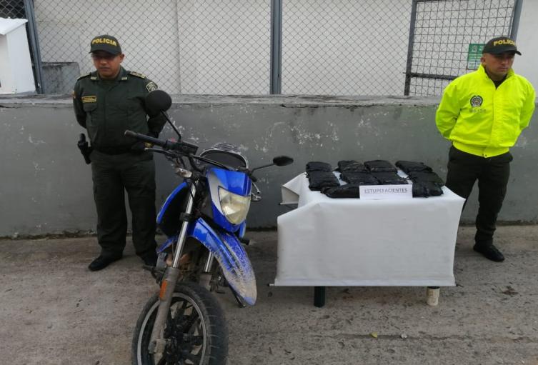 Aprehendieron a una adolescente que se movilizaba en moto ‘cargada de marihuana’ por el sur del Tolima